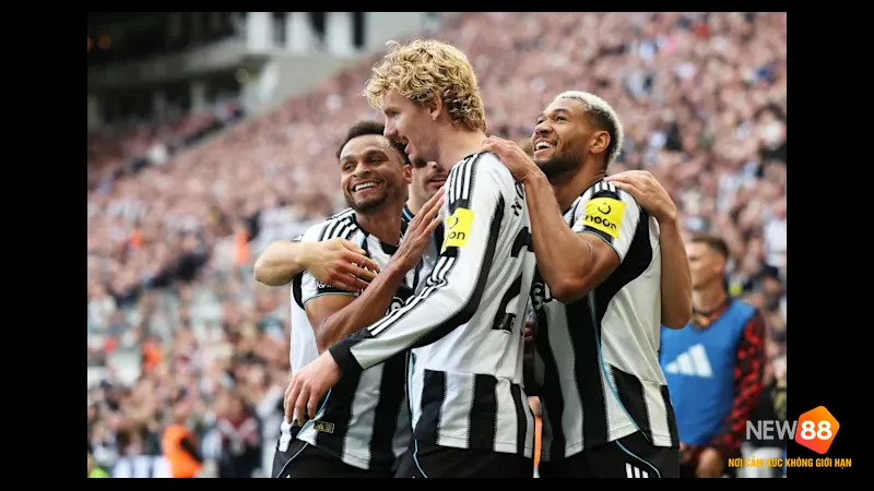 Cầu thủ Newcastle đang chạy nhanh với bóng, vượt qua cầu thủ Bradford City trên sân cỏ Cầu thủ Newcastle đang chạy nhanh với bóng, vượt qua cầu thủ Bradford City trên sân cỏ