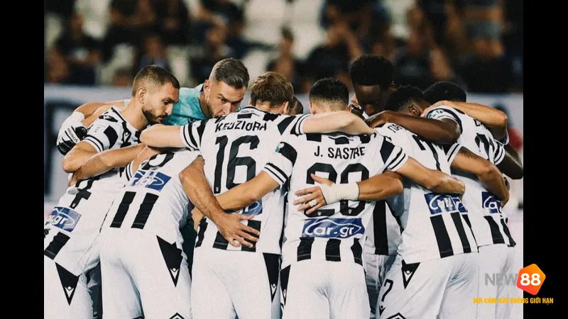 Cầu thủ PAOK với bóng trước hàng phòng thủ của Maccabi Tel Aviv