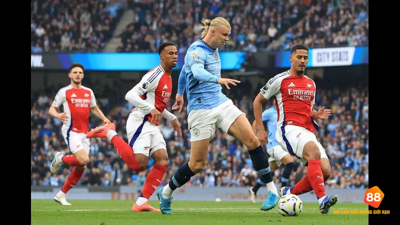 Cầu thủ của Alashkert vượt qua cầu thủ của Shirak Gyumri để tiến vào vòng cấm đối phương Cầu thủ của Alashkert vượt qua cầu thủ của Shirak Gyumri để tiến vào vòng cấm đối phương