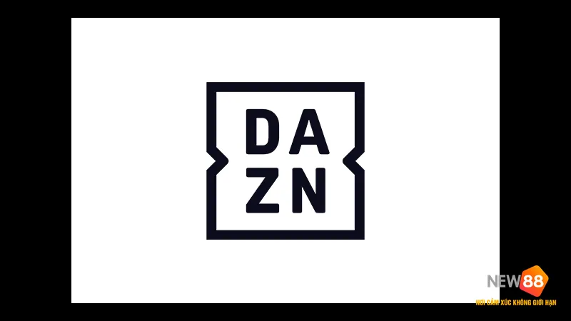 Cầu thủ của Brest nỗ lực giữ bóng trước áp lực từ cầu thủ của đội Nantes